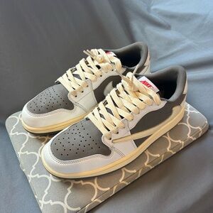 Air Jordan 1 Retro Low OG SP
“Travis Scott / Reverse Mocha” (GREAT CONDITION)